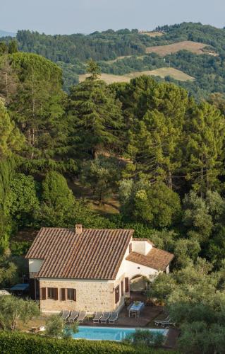 an aerial view of a house with a swimming pool at Villa Fiorenzani in Radicondoli