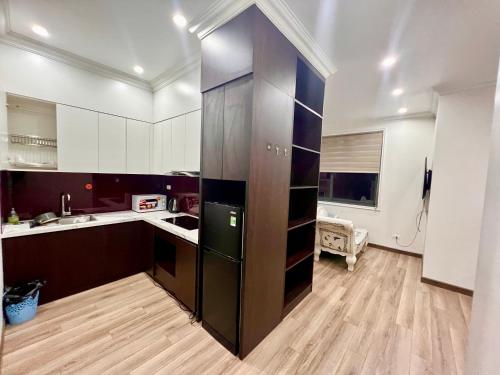 Η κουζίνα ή μικρή κουζίνα στο Vinhome Marina by HPT Homestay - Apartment Hai Phong City