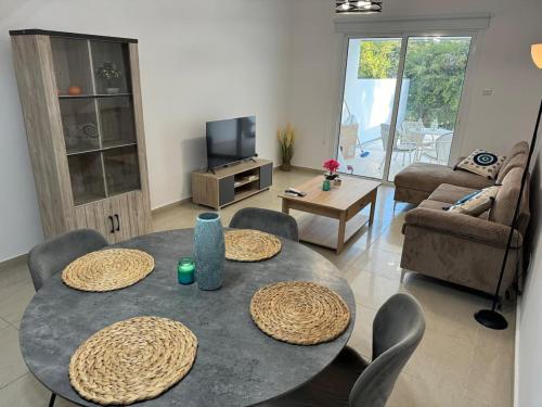 Ruang duduk di Blue Horizon Retreat-400m from the beach!