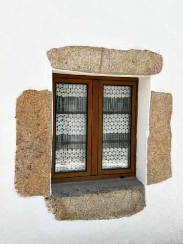 a window in a white wall with a window grate at Maruan Heaven in Marvão