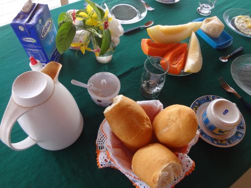 - une table avec une assiette de nourriture, des sandwichs et des fruits dans l'établissement Pousada Sol e Mar, à Parajuru