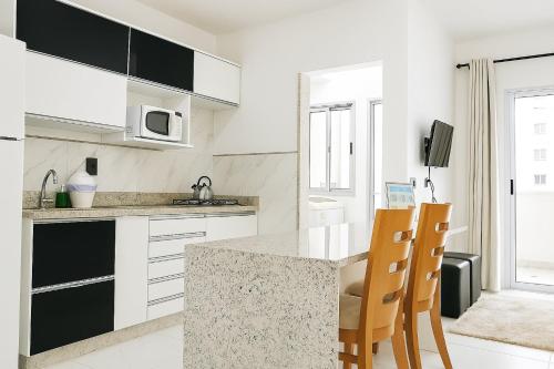 Unique Residence, próximo ao Parque e Shopping Flamboyantにあるキッチンまたは簡易キッチン