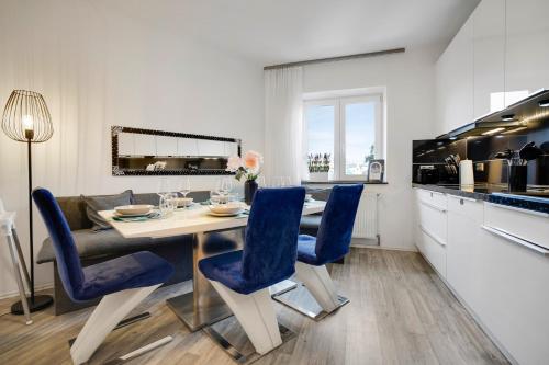 Foto KATIES Apartments Augsburg - Zentral - 4 Zimmer - 7 Personen - 2 Parken - Nintendo Switch - DisneyPlus - E-Kamin 1