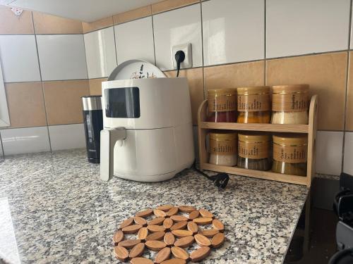 Luxueux appartement neuf,sécurisée, piscine, Wi-FI, Pool et parkingにあるキッチンまたは簡易キッチン