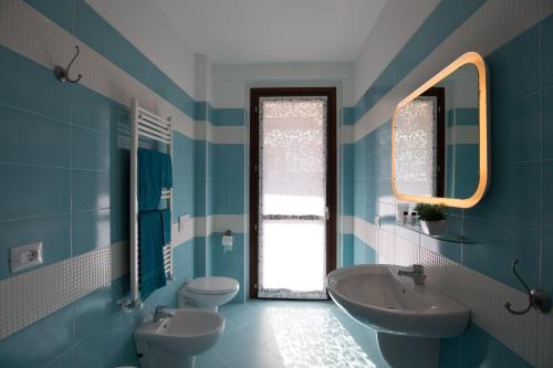 ヴァストにあるBellaVista B&Bの青いバスルーム(トイレ2つ、シンク付)