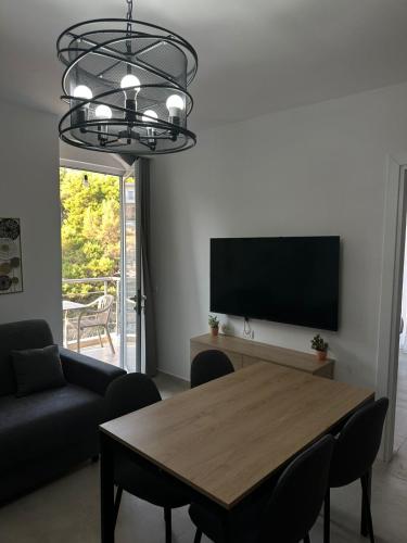 Μια τηλεόραση ή/και κέντρο ψυχαγωγίας στο MM Apartments