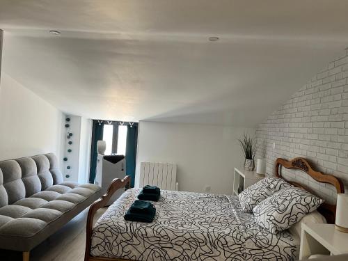 une chambre avec un lit et un canapé dans l'établissement Gîte carpe Diem, à Ligré