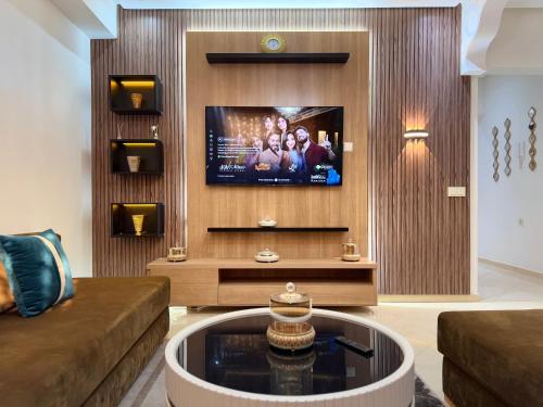 Televiisor ja/või meelelahutuskeskus majutusasutuses Villa Aya, Argan Golf Resort