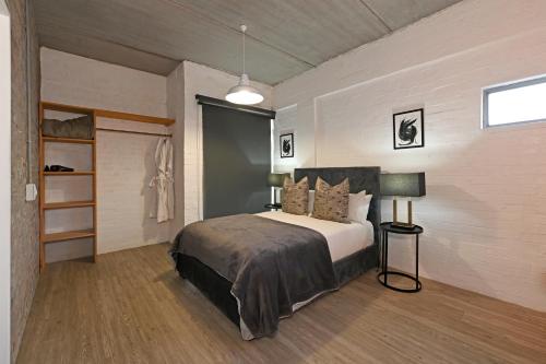 Un dormitorio con una cama grande y un armario. en Swift Studios No4, en Ciudad del Cabo