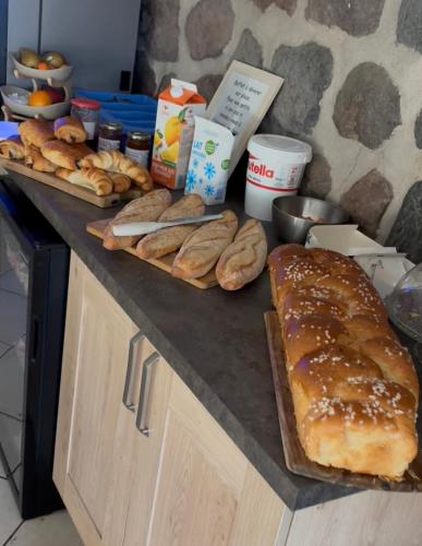 un comptoir garni de nombreux types de pain différents dans l'établissement Le Bouffadou, à Le Bouchet-Saint-Nicolas