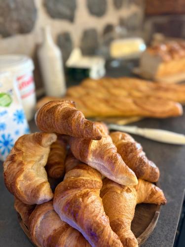 una pila di croissant su un piatto su un tavolo di Le Bouffadou a Le Bouchet-Saint-Nicolas