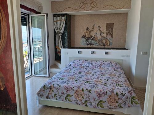 カプリにあるCasa di Lilianaのベッドと壁に絵が飾られた寝室