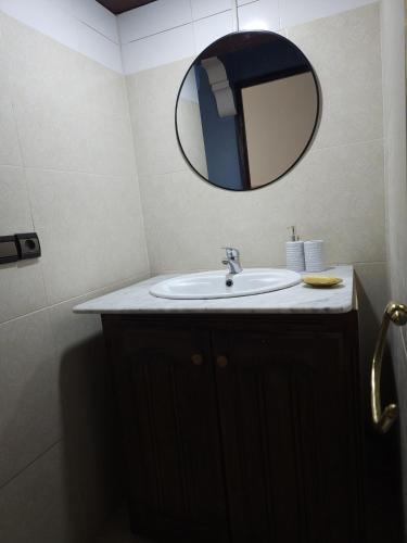 a bathroom with a sink and a mirror at Appartement avec Terrasse in Larache