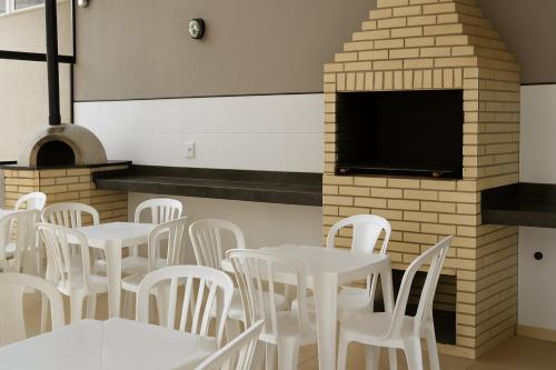 Unique Residence, próximo ao Parque e Shopping Flamboyantにあるテレビまたはエンターテインメントセンター