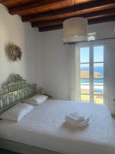 ティノス・タウンにあるcasa di sole e sabbiaの海の見えるベッドのある寝室