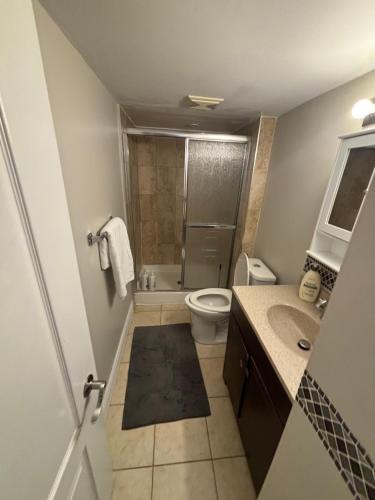 un bagno con wc, doccia e lavandino di NORTH TORONTO - 2 Bdrm With WiFi and Parking near Yonge St a Toronto