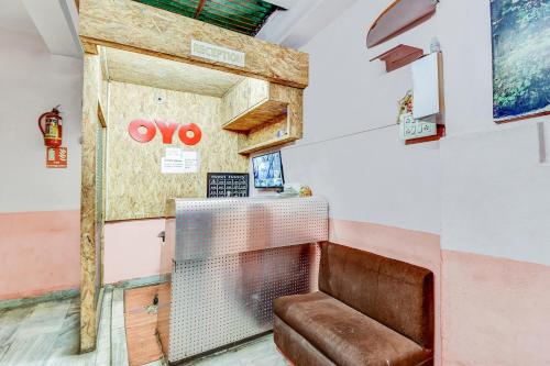 Posezení v ubytování Capital O Honey Hotel