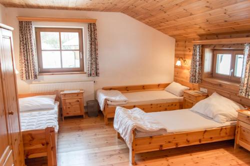 Postel nebo postele na pokoji v ubytování Chalet Neuhofalm Obertauern mit Sauna und Hobbyraum