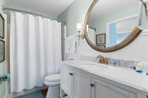 Ένα μπάνιο στο GULF VIEW condo King bed with bunk and LARGE L shaped balcony in cozy Perdido Key