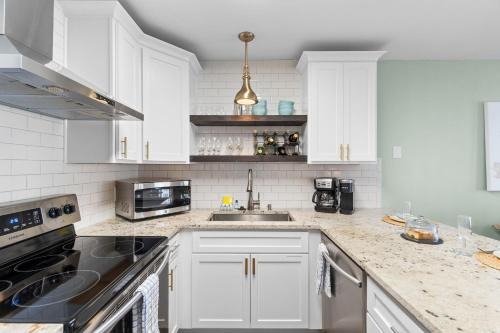 Η κουζίνα ή μικρή κουζίνα στο GULF VIEW condo King bed with bunk and LARGE L shaped balcony in cozy Perdido Key