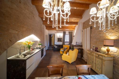 a kitchen and living room with a chandelier at Domus Hispellum in Spello
