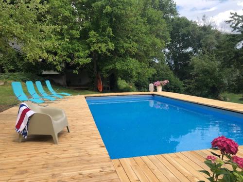 een zwembad met 2 stoelen en een tafel en een stoel bij Cottage house Lublin in Lublin