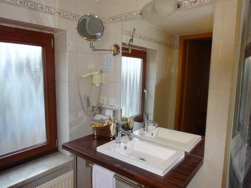 a bathroom with a sink and a mirror at Haus Meeresblick in Heiligenhafen