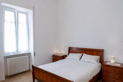 马泰拉La Lanterna Del Sasso的带一张床和两扇窗户的卧室