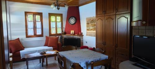 un soggiorno con un divano e una TV di Euphoria Living Holiday Home a Pouríon