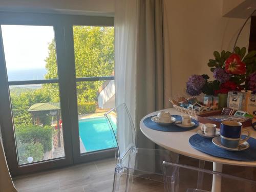 - une salle à manger avec une table et une vue sur la piscine dans l'établissement Villa Curcio casa vacanze, 