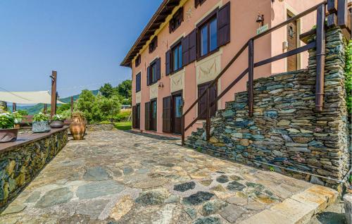 a stone walkway in front of a building at Nice Home In Fraz, Alpicella, Varaz in Il Pero