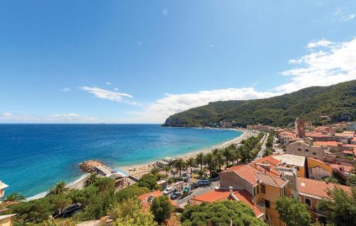 a view of a beach with a town and the ocean at Nice Home In Fraz, Alpicella, Varaz in Il Pero