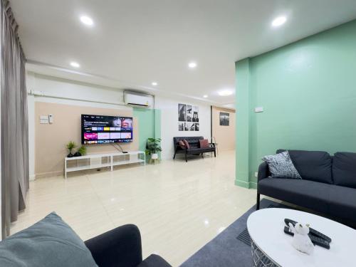 a living room with a couch and a tv at 日韩旅游区市中心5房别墅民宿 in Bangkok