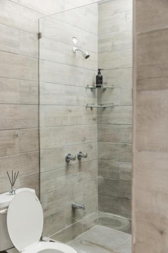 Ein Badezimmer in der Unterkunft Dana's Perch - Modern Studio Apartment 1