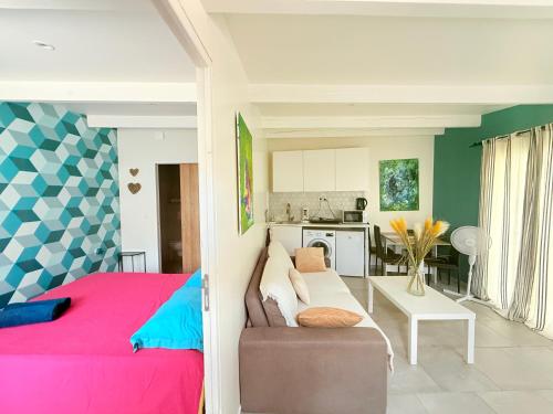 une chambre avec un lit et un salon dans l'établissement Maison 10 Cosy T2 avec jardin Jacuzzi, à Marseille