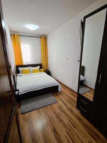 a small bedroom with a bed and a mirror at Cabana Sky High in Ranca