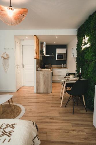 une cuisine et un salon avec une table et une salle à manger dans l'établissement La Loge Saumuroise - Centre-ville & Local vélo, à Saumur