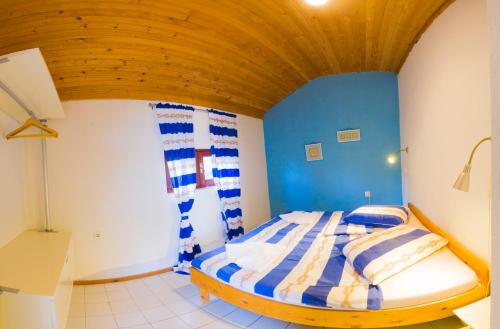 Postel nebo postele na pokoji v ubytování VIScovery House