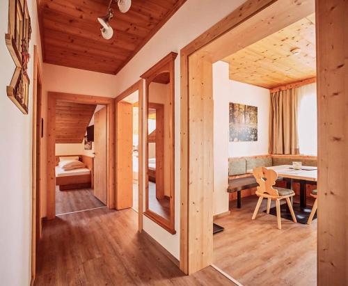 una piccola stanza con una scrivania e una camera da letto di Hotel Brennerspitz a Neustift im Stubaital