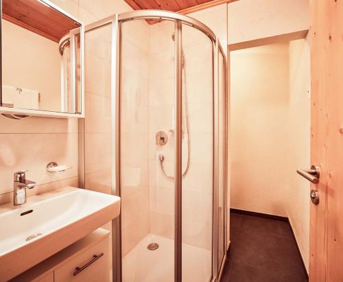 un bagno con doccia e lavandino di Hotel Brennerspitz a Neustift im Stubaital