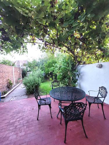 a patio with a table and chairs on a brick patio at La Casa de los Abuelos in Gualeguaychú