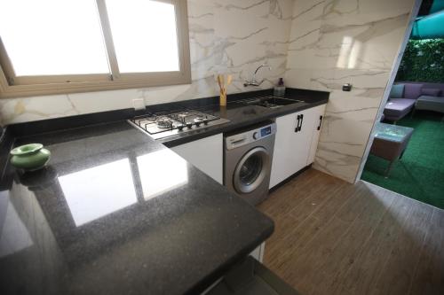 Η κουζίνα ή μικρή κουζίνα στο tourist apartments
