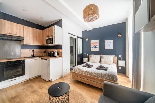 Cette petite chambre comprend un lit et une cuisine. dans l'établissement Studio de la Fontaine Chaude - Classé 2 étoiles - Centre Historique, à Dax