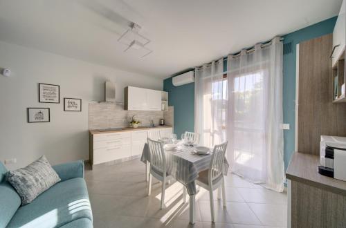 a kitchen and dining room with a table and chairs at SGHouse appartamento con parcheggio gratuito in Rivoli