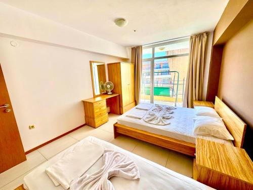 Postel nebo postele na pokoji v ubytování Apartcomplex Grand Kamelia Sunny Beach