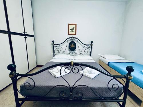 una cama negra en una habitación con dos camas en Bilocale Riccione sul Mare a Riccione, en Riccione