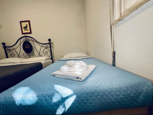 1 dormitorio con 2 toallas en una cama en Bilocale Riccione sul Mare a Riccione, en Riccione