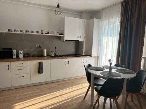 Kuchyň nebo kuchyňský kout v ubytování Family Haven Segesvár