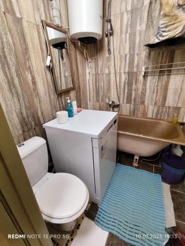 un bagno con un water, un lavandino e una vasca di своя комната в трёхкомнатной квартире или квартира целиком a Maardu