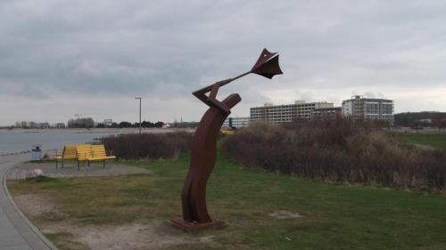 a wooden statue of a star in a park at Haus Meeresblick in Heiligenhafen